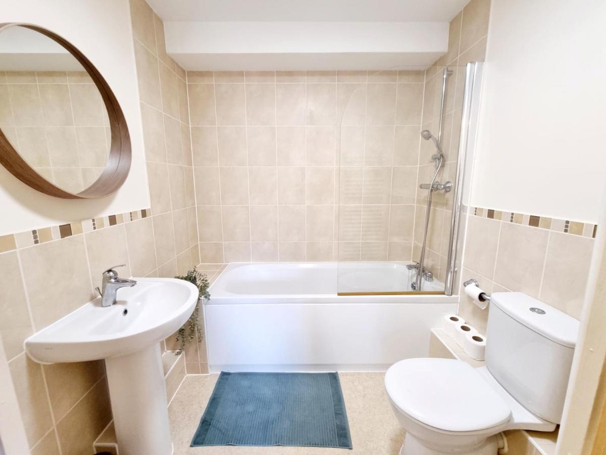 Cityscape Haven: 1 Bedroom Apartment With Terrace And City View Борнмут Экстерьер фото