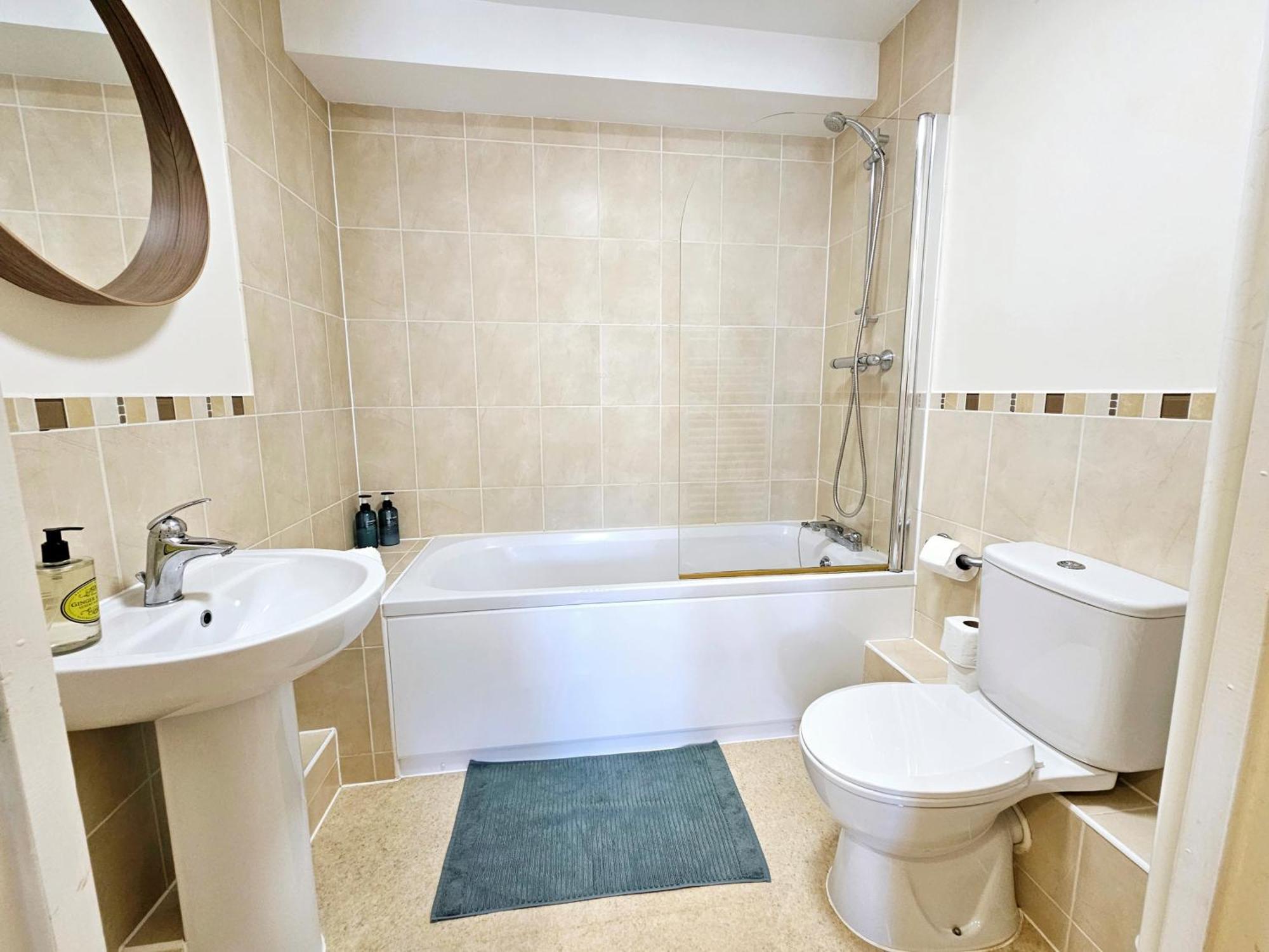 Cityscape Haven: 1 Bedroom Apartment With Terrace And City View Борнмут Экстерьер фото